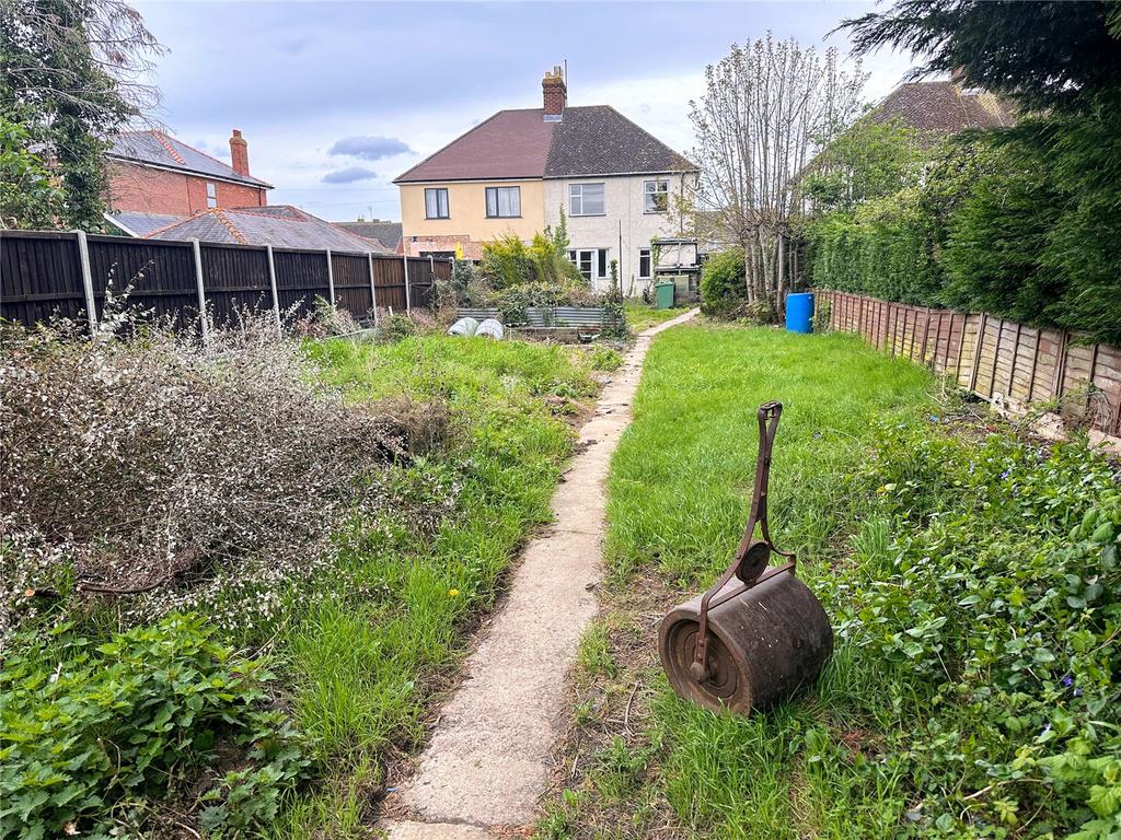 Chosen Way, Hucclecote, Gloucester, GL3 3 bed semidetached house for