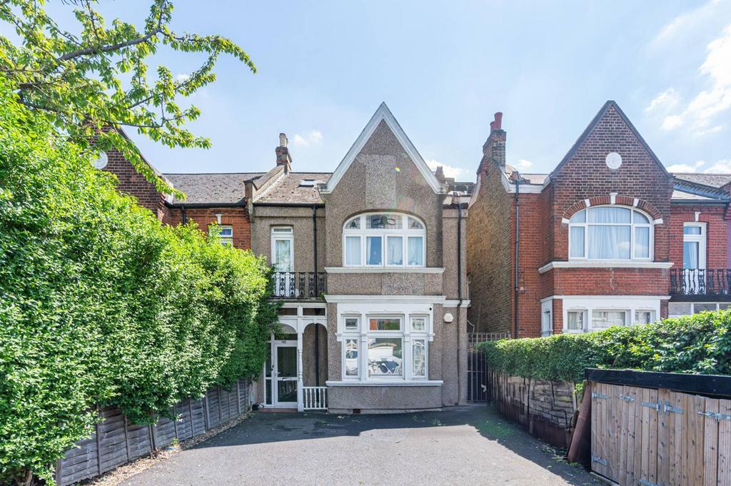 Mitcham Lane, Streatham, London, SW16 2 bed flat to rent £4,767 pcm