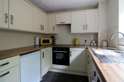 2 bedroom semi-detached house to rent, Shaftesbury Close, Bromsgrove B60