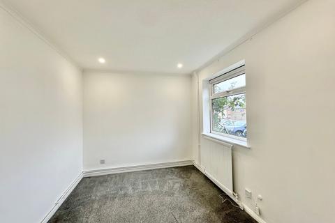 2 bedroom terraced house to rent, Bridgeway, New Bradwell, MK13