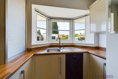 2 bedroom detached house to rent, Fernbank Road, Addlestone, KT15