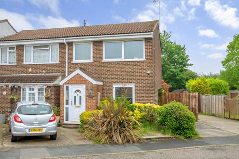 3 bedroom end of terrace house for sale, Dahlia Close, Springfield