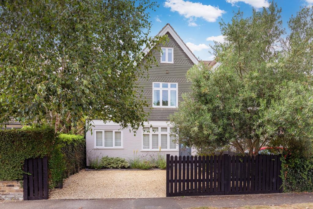 Montagu Road, Datchet SL3 4 bed semidetached house for sale £865,000