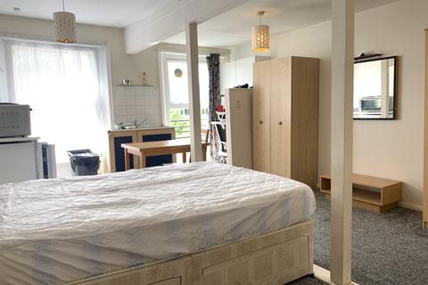 Studio to rent, Leinster Gardens, London W2