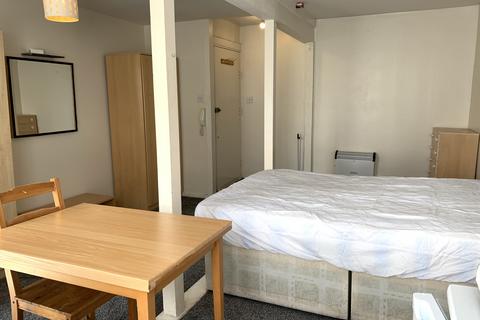 Studio to rent, Leinster Gardens, London W2