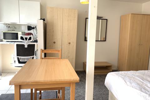 Studio to rent, Leinster Gardens, London W2
