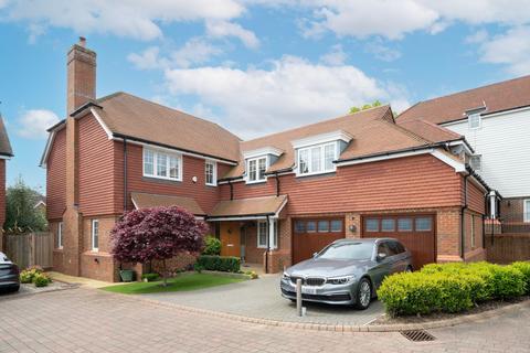 7 Firs Close, Horsham, RH12 1GD