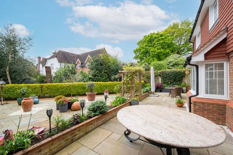 7 Firs Close, Horsham, RH12 1GD