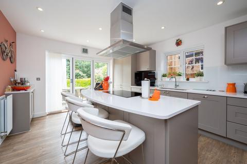 7 Firs Close, Horsham, RH12 1GD