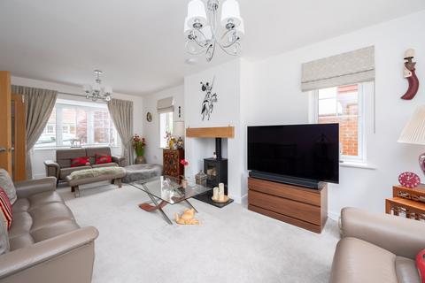 7 Firs Close, Horsham, RH12 1GD