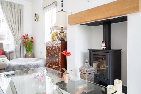 7 Firs Close, Horsham, RH12 1GD
