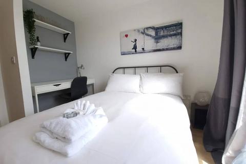 2 bedroom flat to rent, Sury Basin, KT2