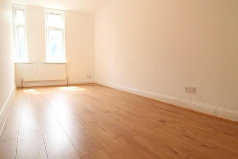 3 bedroom semi-detached house to rent, Drew Gardens, Greenford UB6