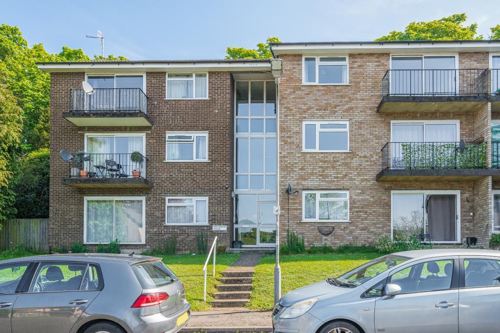 Loudwater, High 2 bed flat for sale £225,000