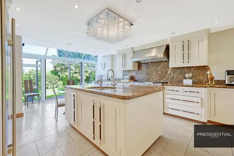 4 bedroom detached house for sale, Loughton IG10