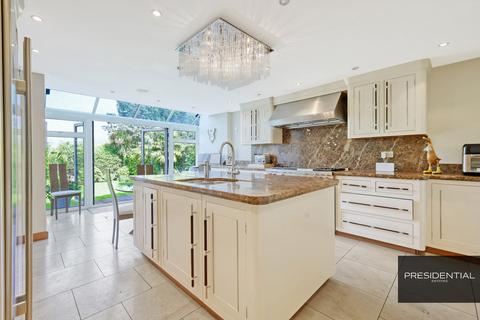 10 The Beacons, Loughton, IG10 2SQ