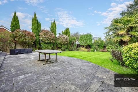 10 The Beacons, Loughton, IG10 2SQ