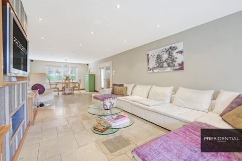 10 The Beacons, Loughton, IG10 2SQ