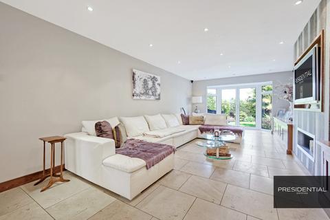 10 The Beacons, Loughton, IG10 2SQ