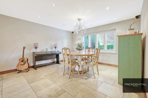10 The Beacons, Loughton, IG10 2SQ