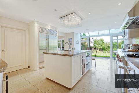 10 The Beacons, Loughton, IG10 2SQ