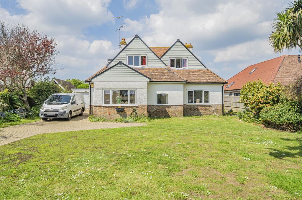 Hillfield Road, Selsey, PO20 4 bed detached house for sale £785,000