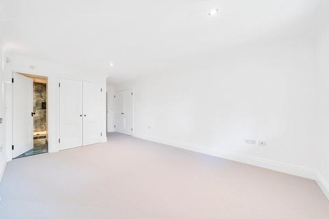 2 bedroom flat to rent, Cavendish Court, Cavendish Road, Weybridge, KT13