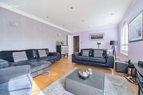 2 bedroom flat to rent, Wellington Court, The Strand, Brighton, BN2