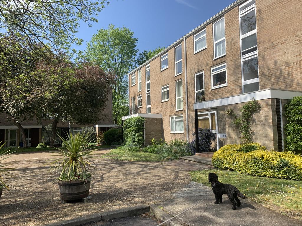 Harrowdene Gardens, Teddington TW11 1 bed flat to rent £1,475 pcm (£