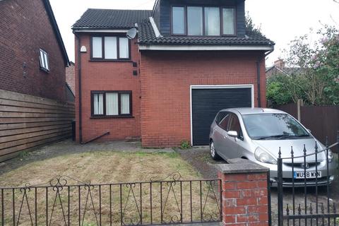 4 bedroom detached house to rent, Moss Vale Road, Urmston, Manchester. M41 9BN