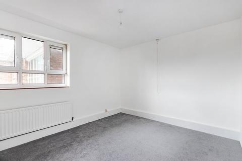 3 bedroom flat to rent, St John's Hill, Clapham Junction SW11
