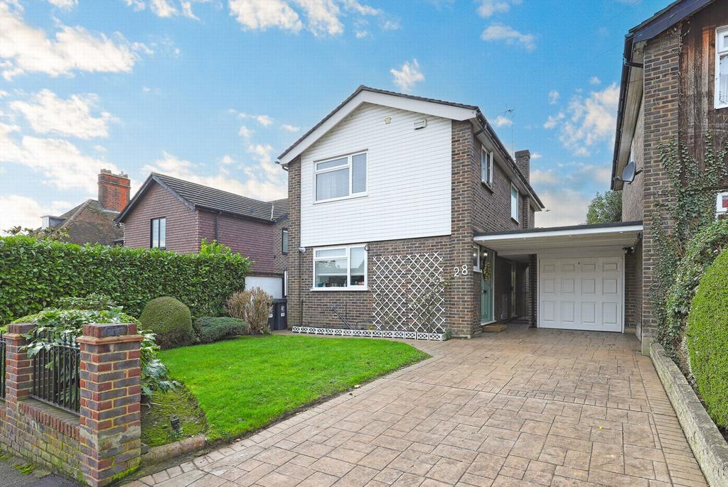 Roebuck Lane, Buckhurst Hill, IG9 3 bed detached house to rent £3,250