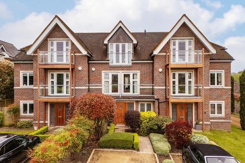2 Thomas More Gardens, Esher, KT10 8EW