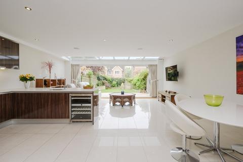 2 Thomas More Gardens, Esher, KT10 8EW