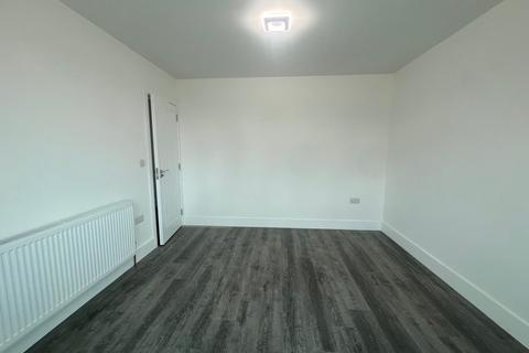 6 bedroom terraced house to rent, Suitable for Supported Living, Collier Row Road, RM5