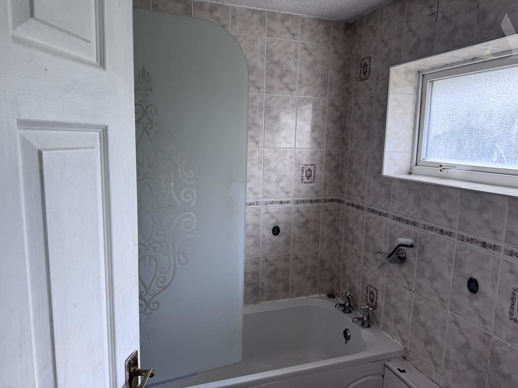 23 Trigo Croft bathroom