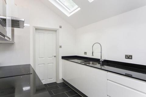 2 bedroom terraced house to rent, Waverley Road, Weybridge KT13