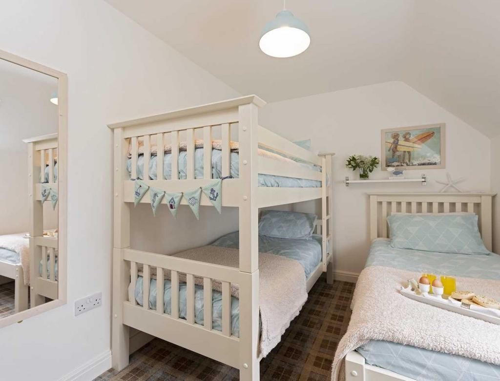 Bedroom (rear)