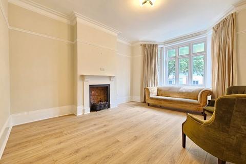 3 bedroom apartment to rent, Lodge Road, London, NW4