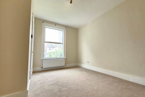 3 bedroom apartment to rent, Lodge Road, London, NW4