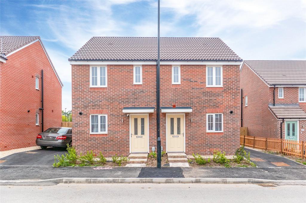 Swindon, Wiltshire SN3 2 bed semidetached house to rent £1,300 pcm