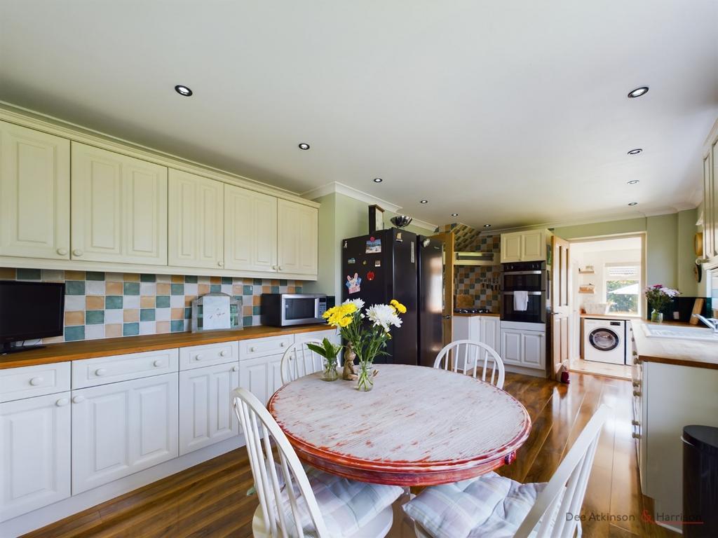 Kitchen/Breakfast Area