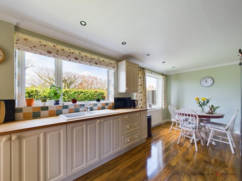 Kitchen/Breakfast Area