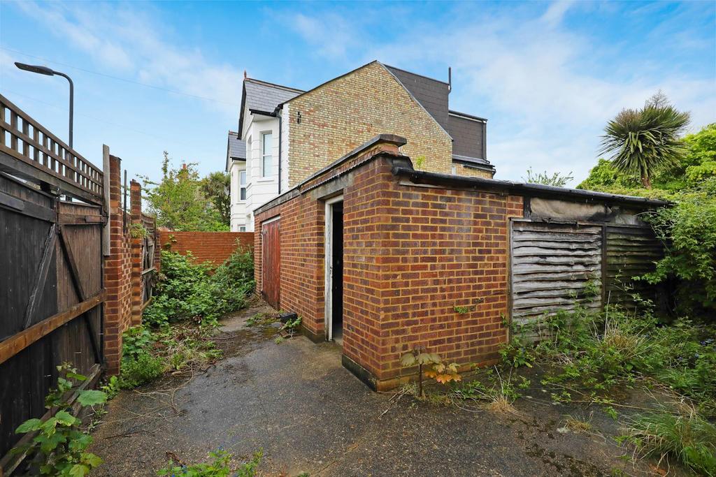 Carlyle Road, Ealing, W5 5 bed semidetached house for sale £900,000
