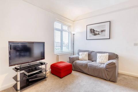 3 bedroom flat to rent, Beeches Road, London SW17