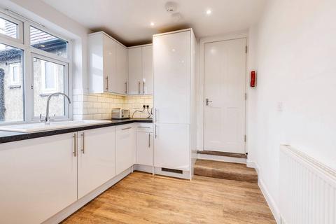 3 bedroom flat to rent, Beeches Road, London SW17