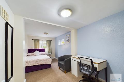 5 bedroom semi-detached house to rent, Broadgate, Beeston