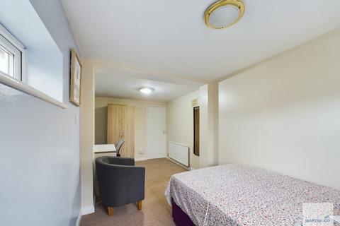 5 bedroom semi-detached house to rent, Broadgate, Beeston