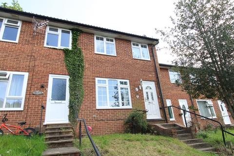3 bedroom terraced house to rent, Spencer Way, Redhill RH1