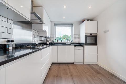 2 bedroom flat to rent, Rodwell Court, Hersham Road, Walton-On-Thames, KT12
